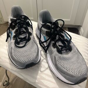 LIKE NEW SAUCONY RUNNING SHOES MENS SIZE 11